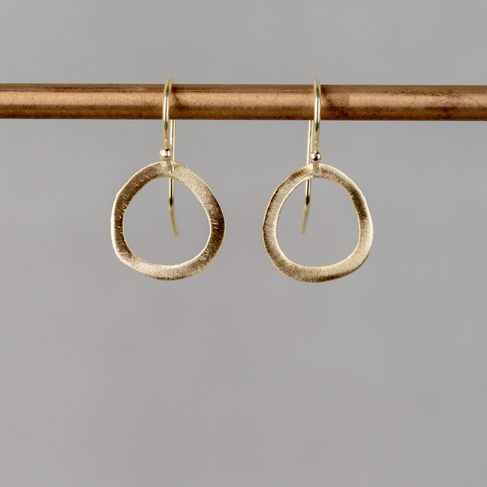 Oorhanger gemaakt van 14 karaat goud. De hanger van deze oorbel is mat goud. Combineer met het bijpassende collier voor een complete look!