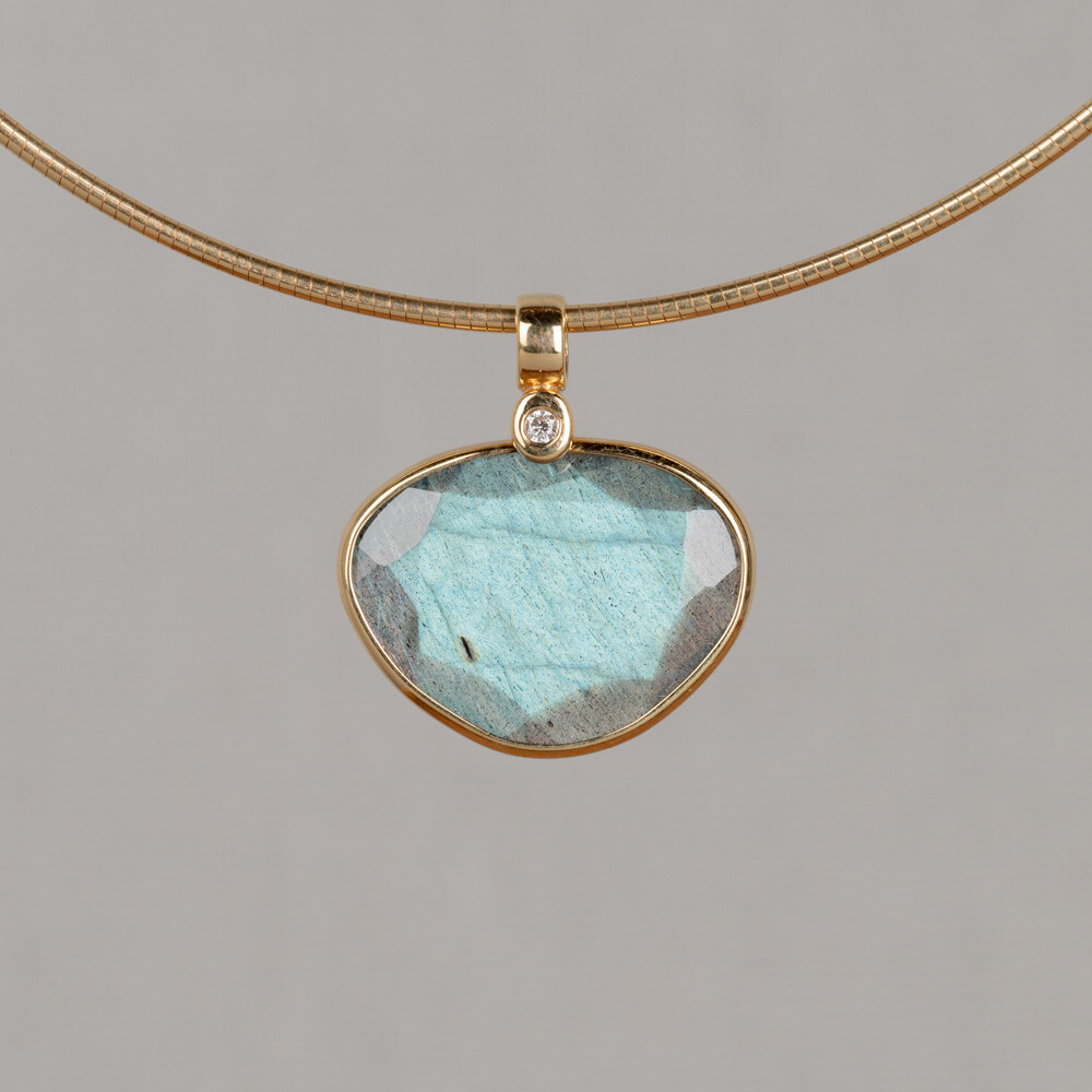 Hanger gemaakt van 14 karaat goud met Labradoriet en Diamant. Combineer met een mooi collier/spang voor een complete look!