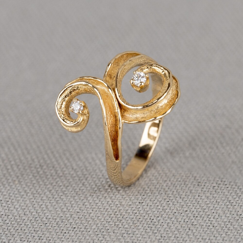 Ring met verschillende sierlijke organische vormen. 0.091ct