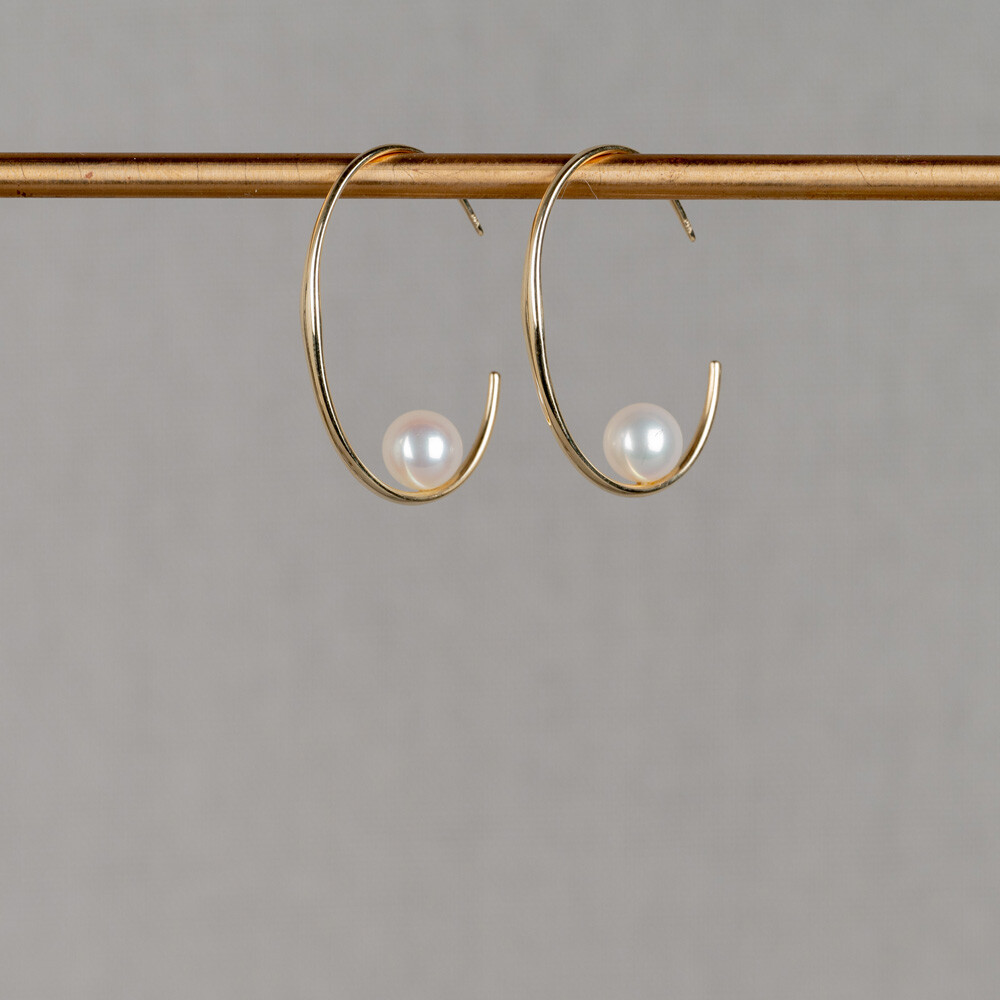 Oorhaak gemaakt van 14 karaat goud in combinatie met Parel. Combineer deze oorbellen met de andere sieraden uit de Pearls-lijn.