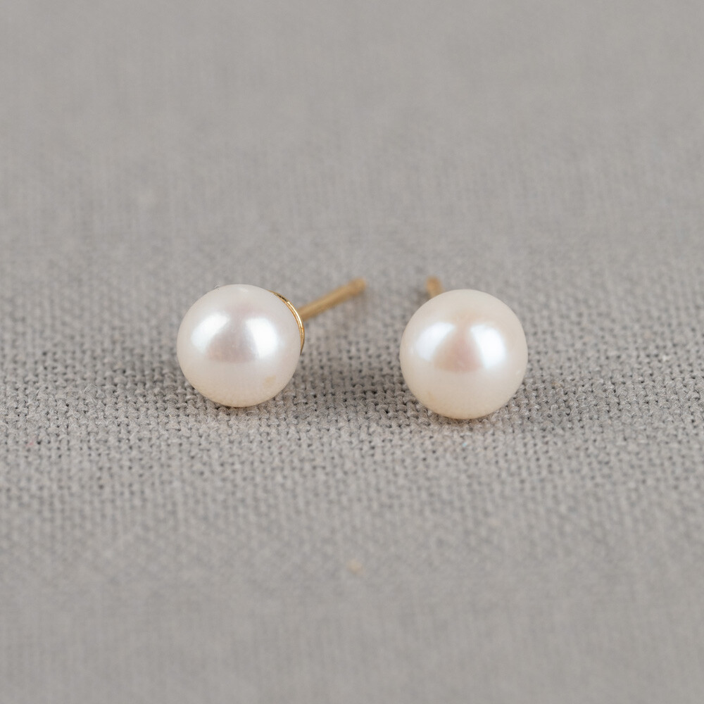 Oorsteker gemaakt van 14 karaat goud in combinatie met Parel. Combineer deze oorbellen met de andere gouden sieraden uit de Pearls-lijn.