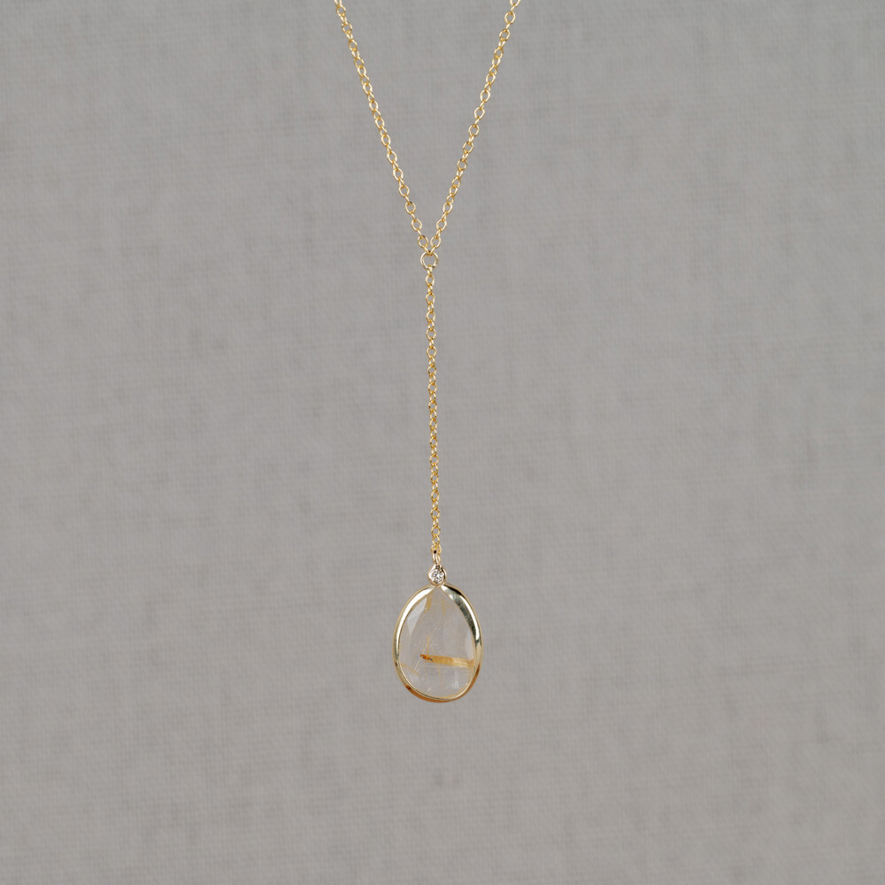 Collier gemaakt van 14 karaat goud in combinatie met een hanger met Gold Rutiel. Aan deze steen zit ook nog een stukje ketting (3 cm). Dankzij het extra oogje kan dit collier op 40 en 42 cm gedragen worden. Combineer met de andere sieraden uit de Rocky-lijn.
