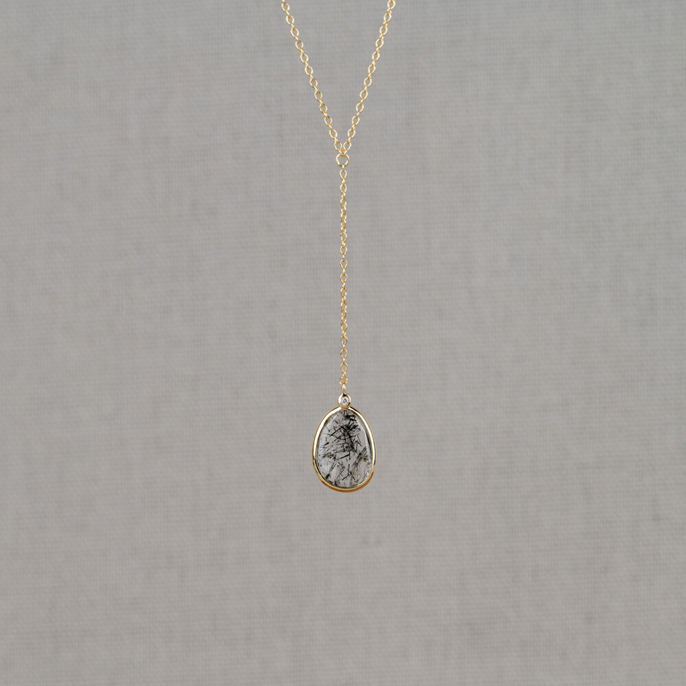 Collier gemaakt van 14 karaat goud in combinatie met een hanger met Black Rutiel. Aan deze steen zit ook nog een stukje ketting (3 cm). Dankzij het extra oogje kan dit collier op 40 en 42 cm gedragen worden. Combineer met de andere sieraden uit de Rocky-lijn.