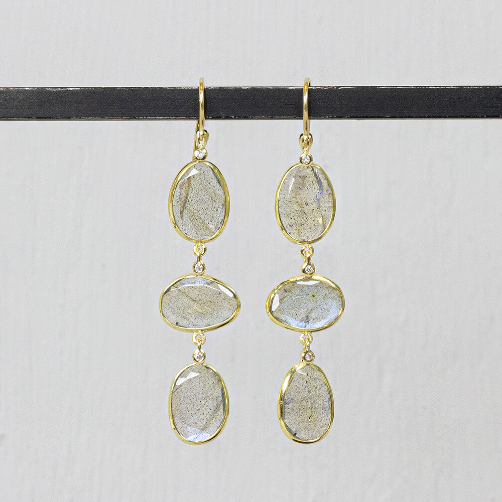 Oorbel gemaakt van 14 karaat in combinatie met hoogwaardige edelstenen en diamanten. Verkrijgbaar met Gold Rutiel, Black Rutiel en Labradoriet. Combineer met de andere gouden sieraden van Jeh Jewels.