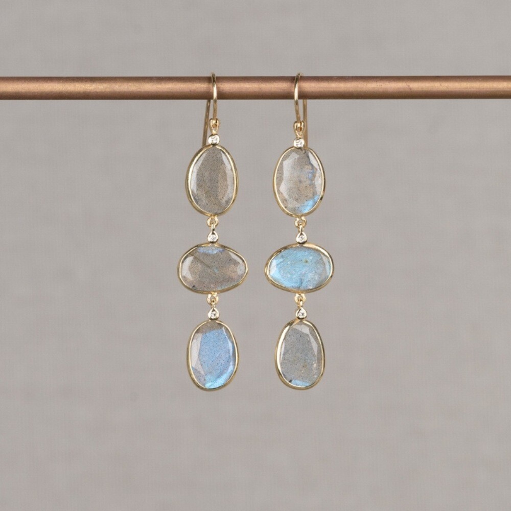 Oorbel gemaakt van 14 karaat in combinatie met hoogwaardige edelstenen en diamanten. Verkrijgbaar met Gold Rutiel, Black Rutiel en Labradoriet. Combineer met de andere gouden sieraden van Jeh Jewels.