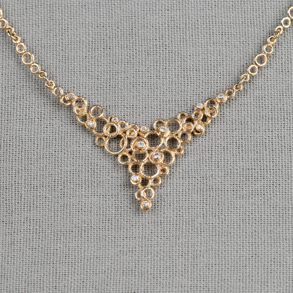 Collier gemaakt van 14 karaat in combinatie met Diamant. Draag dit collier samen met de bijpassende ring en oorbellen voor een complete look!