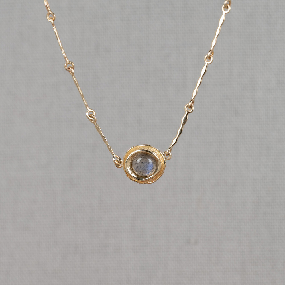 Collier gemaakt van 14 karaat goud in combinatie met de edelsteen Labradoriet. Combineer dit collier met de bijpassende armband en matchende oorbellen uit de Curly-lijn voor een complete look!
