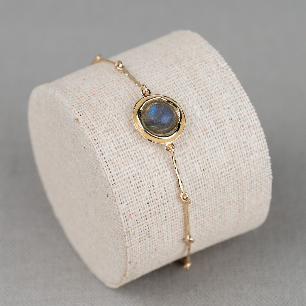 Armband gemaakt van 14 karaat goud in combinatie met een mooie edelsteen. Verkrijgbaar in Gold Rutiel, Black Rutiel, Labradoriet, Milky Aquamarijn en Regenboog Maansteen. Combineer met de andere gouden sieraden uit de Curly-lijn.