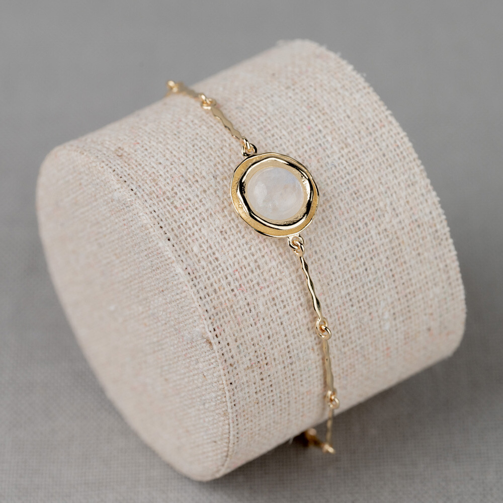 Armband gemaakt van 14 karaat goud in combinatie met een mooie edelsteen. Verkrijgbaar in Gold Rutiel, Black Rutiel, Labradoriet, Milky Aquamarijn en Regenboog Maansteen. Combineer met de andere gouden sieraden uit de Curly-lijn.