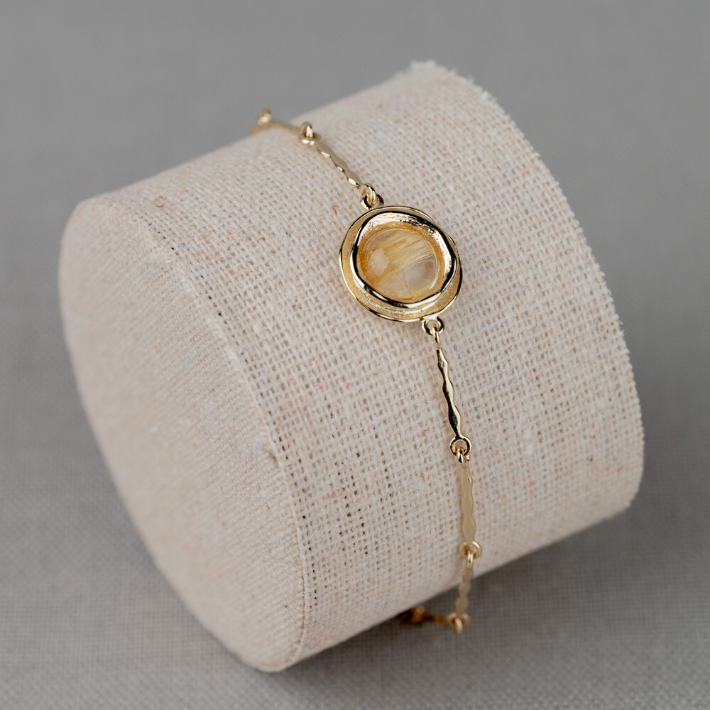 Armband gemaakt van 14 karaat goud in combinatie met een mooie edelsteen. Verkrijgbaar in Gold Rutiel, Black Rutiel, Labradoriet, Milky Aquamarijn en Regenboog Maansteen. Combineer met de andere gouden sieraden uit de Curly-lijn.