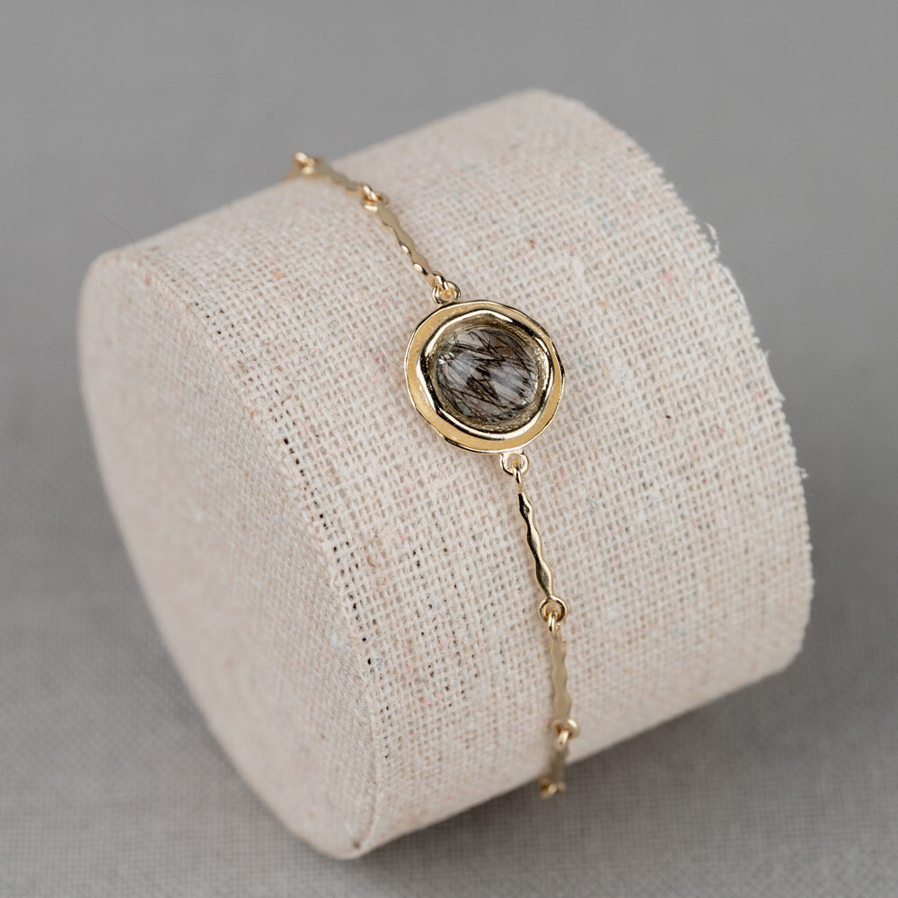 Armband gemaakt van 14 karaat goud in combinatie met een mooie edelsteen. Verkrijgbaar in Gold Rutiel, Black Rutiel, Labradoriet, Milky Aquamarijn en Regenboog Maansteen. Combineer met de andere gouden sieraden uit de Curly-lijn.