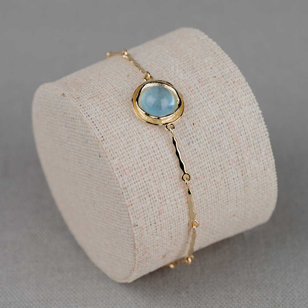 Armband gemaakt van 14 karaat goud in combinatie met een mooie edelsteen. Verkrijgbaar in Gold Rutiel, Black Rutiel, Labradoriet, Milky Aquamarijn en Regenboog Maansteen. Combineer met de andere gouden sieraden uit de Curly-lijn.