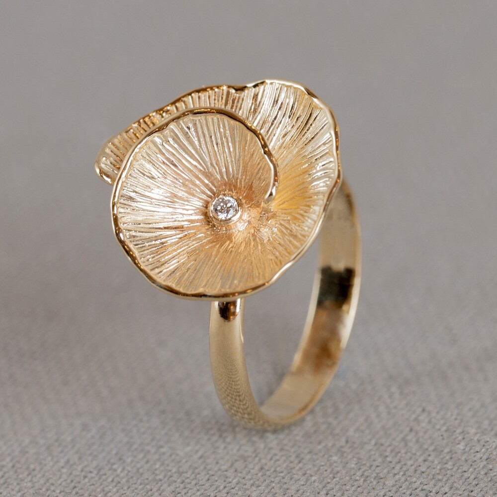 Ring met bloemenlook met een diamant in het midden. 0,029ct *Prijswijzigingen voorbehouden in verband met goudkoers en gewicht!