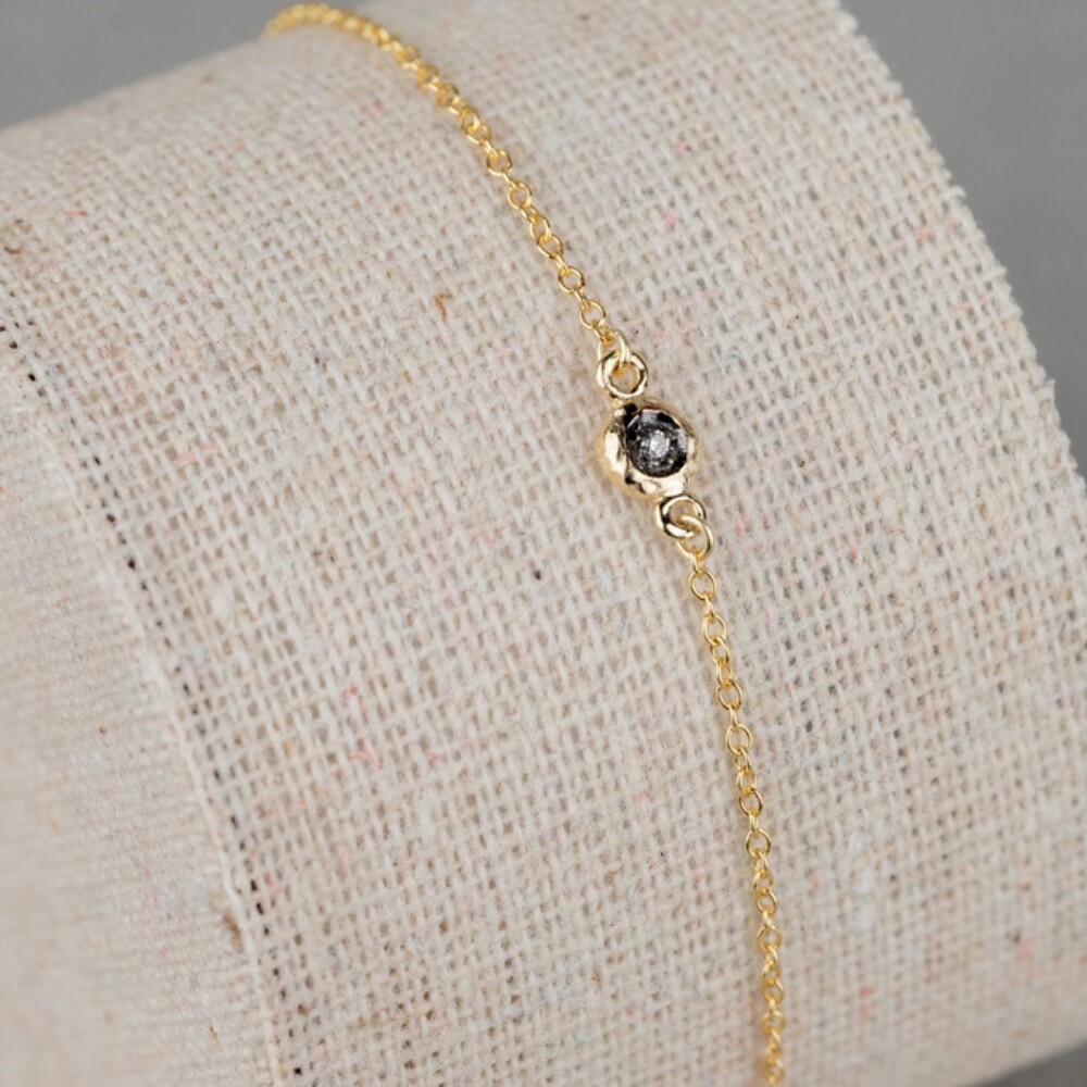 Armband gemaakt van 14 karaat goud in combinatie met Black Rhodium. Dit armbandje kan gedragen worden op 19 cm en op 17,5 cm dankzij het extra oogje.