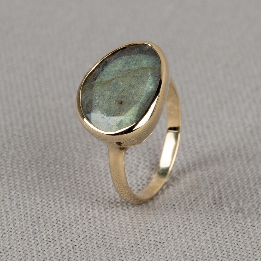 Ring gemaakt van 14 karaat goud in combinatie met de edelsteen Labradoriet. Combineer deze ring met de andere gouden sieraden uit de Rocky-lijn.