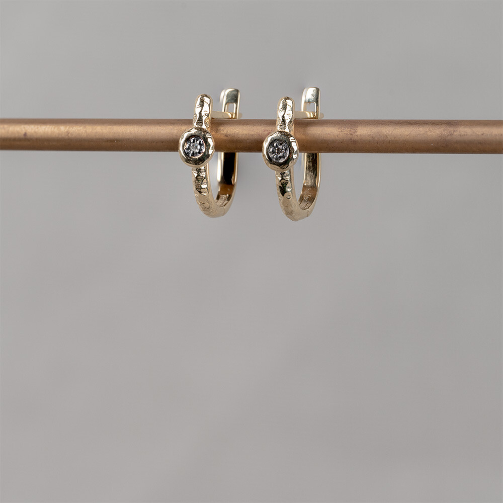 Oorhanger lus gemaakt van 14 karaat goud. Combineer deze oorbellen met de andere sieraden uit de Black Dots-lijn.