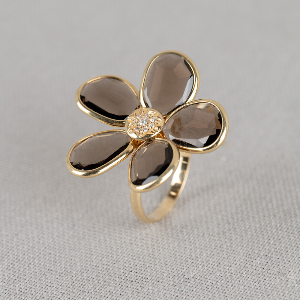 Ring gemaakt van 14 karaat goud in combinatie met de edelsteen Rookkwarts en diamant. Deze ring heeft de vorm van een bloem. Combineer met de andere gouden sieraden van Jeh Jewels.