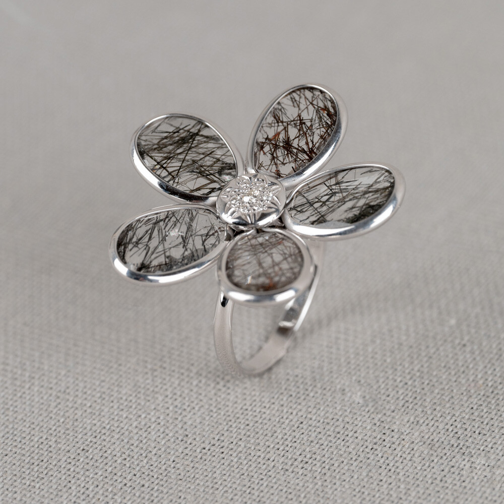 Ring gemaakt van 14 karaat wit goud in combinatie met de edelsteen Black Rutielkwarts en diamant. Deze ring heeft de vorm van een bloem. Combineer met de andere gouden sieraden van Jeh Jewels.