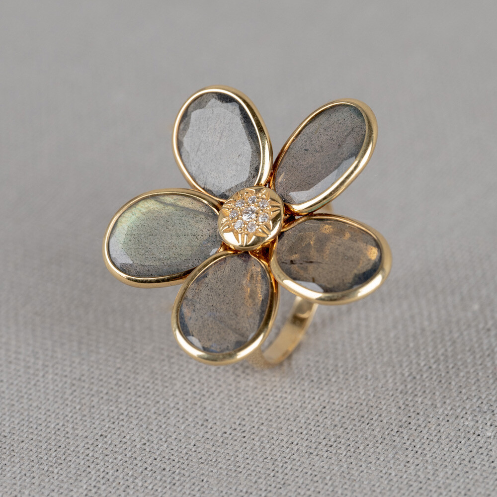 Ring gemaakt van 14 karaat goud in combinatie met de edelsteen Labradoriet en diamant. Deze ring heeft de vorm van een bloem. Combineer met de andere gouden sieraden van Jeh Jewels.