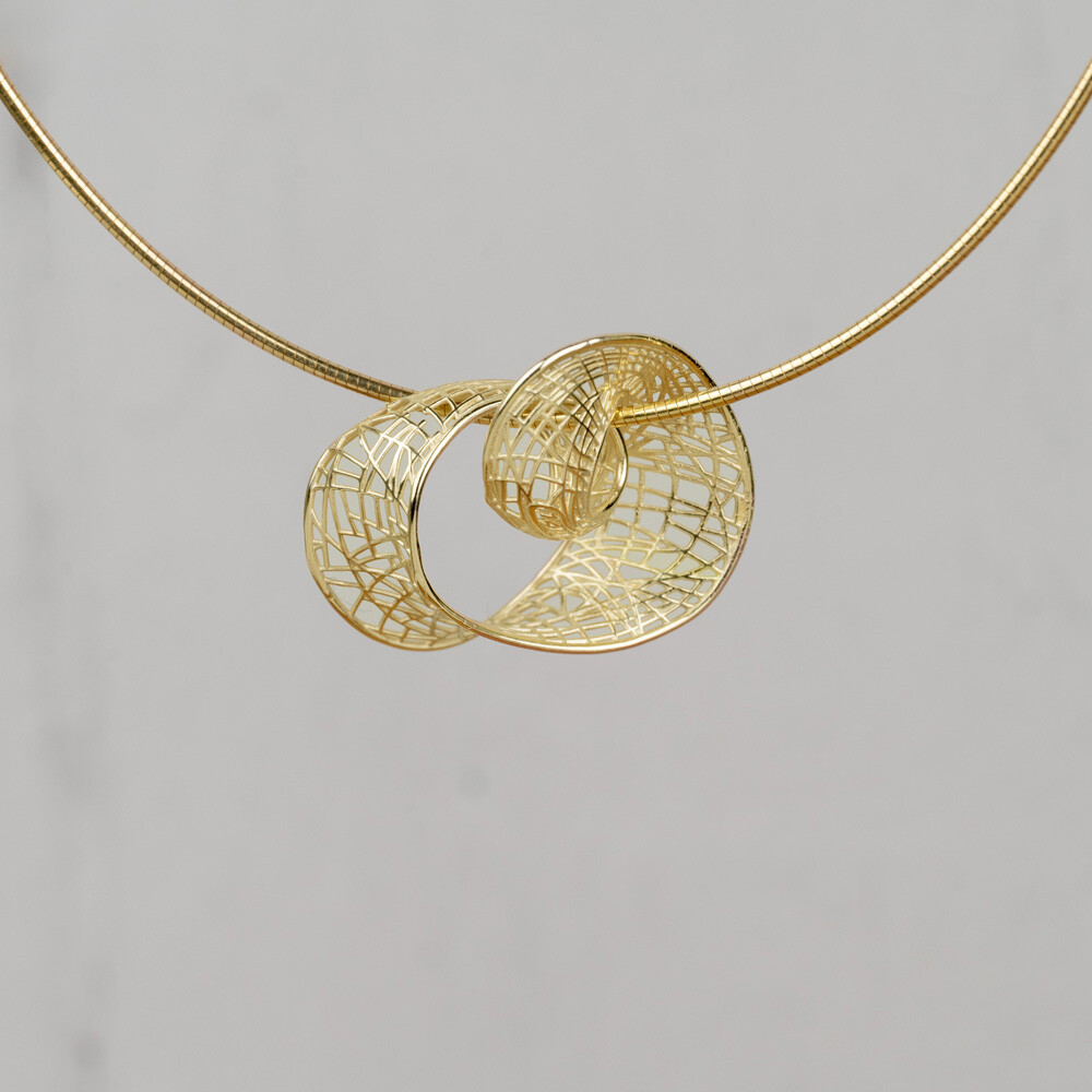 Hanger in de vorm van een looping, gemaakt van 14 karaat goud. Combineer met de andere 3D goud sieraden van Jeh!