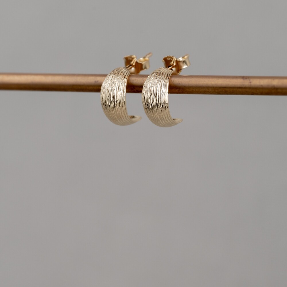 Oorhoepel gemaakt van 14 karaat goud. Combineer deze oorbellen met een mooi goud collier, armband en ring voor een complete look!