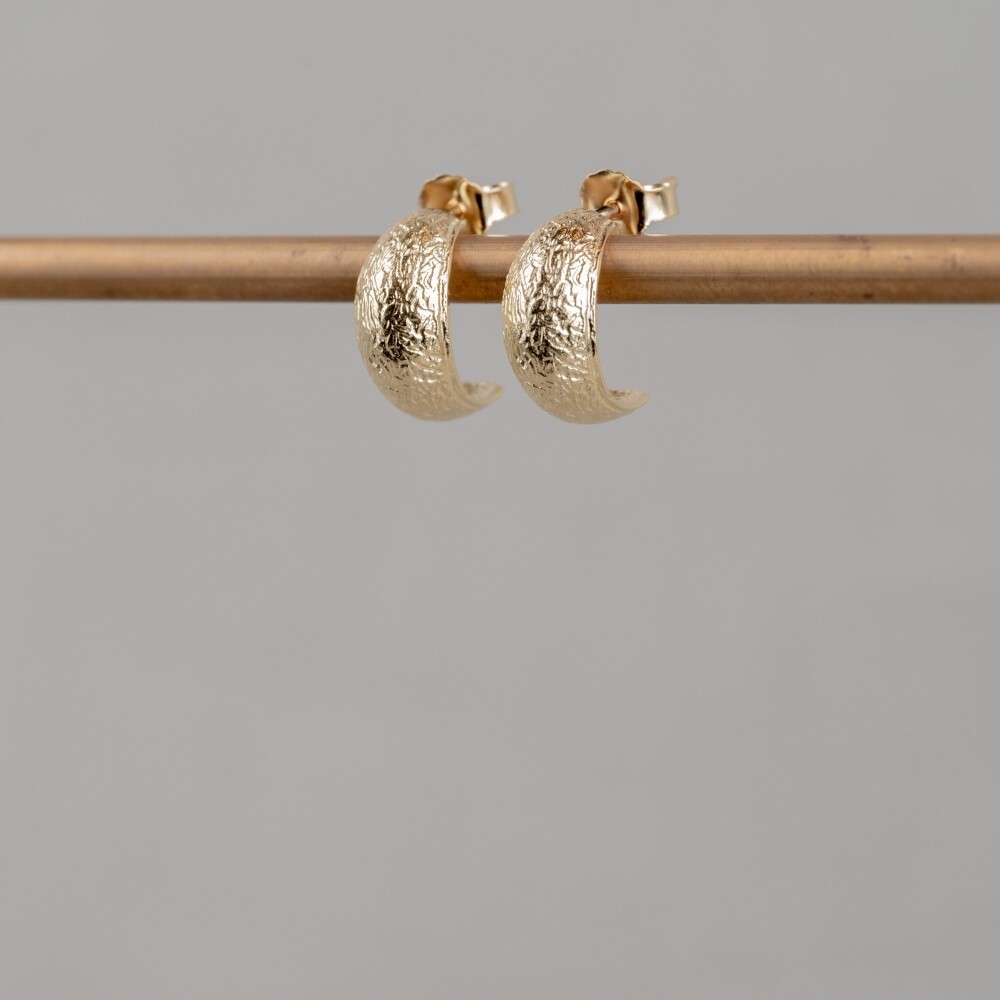 Oorhoepel gemaakt van 14 karaat goud. Combineer deze oorbellen met een mooi goud collier armband en ring voor een complete look!