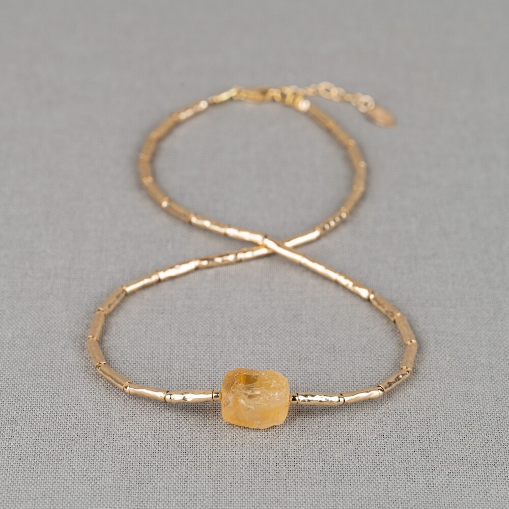 Collier Limited Edition gemaakt van Goldfilled buisjes in combinatie met de edelsteen Citrien. Citrien is een zonnige en verwarmende steen. Het versterkt je zelfvertrouwen en geeft energie, levensvreugde en moed. Lees alles over deze edelsteen via onderstaande button! Combineer met andere sieraden van Jeh Jewels.