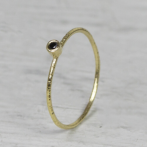 Ring van de N.O.O.R. collectie van Jeh Jewels. Deze ring is gemaakt van 14 karaat goud met een zwarte Diamant. Deze ring is perfect om te combineren met andere ringen van de N.O.O.R. collectie of om los te dragen. Met welke ring zou jij deze combineren? Bij elke N.O.O.R. ring hoort een eigen fluwelen doosje in dezelfde kleur als de steen!