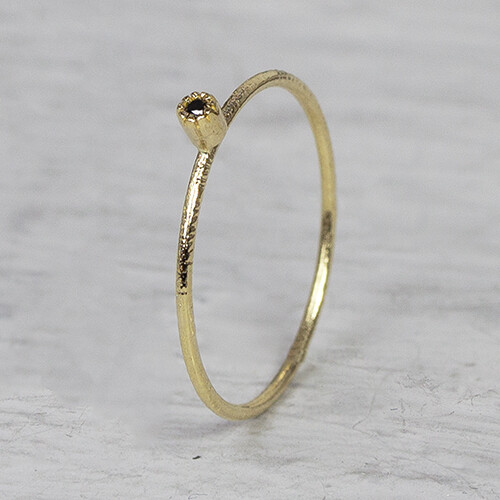 Ring van de N.O.O.R. collectie van Jeh Jewels. Deze ring is gemaakt van 14 karaat goud met een zwarte Diamant. Deze ring is perfect om te combineren met andere ringen van de N.O.O.R. collectie of om los te dragen. Met welke ring zou jij deze combineren? Bij elke N.O.O.R. ring hoort een eigen fluwelen doosje in dezelfde kleur als de steen!