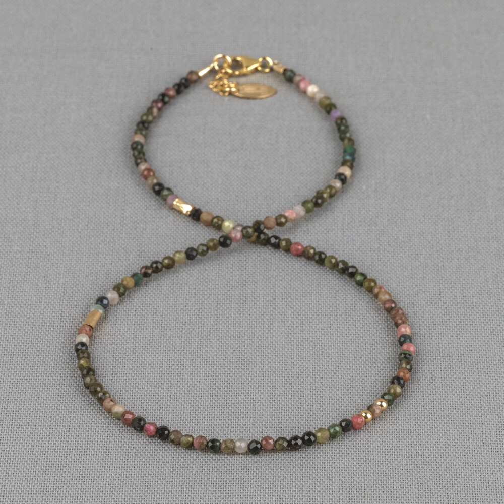Collier gemaakt van de edelsteen Toermalijn in combinatie met Goldfilled. Lees alles over de edelsteen Toermalijn via onderstaande button. Dit collier is verstelbaar dankzij het verlengkettinkje. Combineer met de andere sieradan van Jeh Jewels voor een complete look!