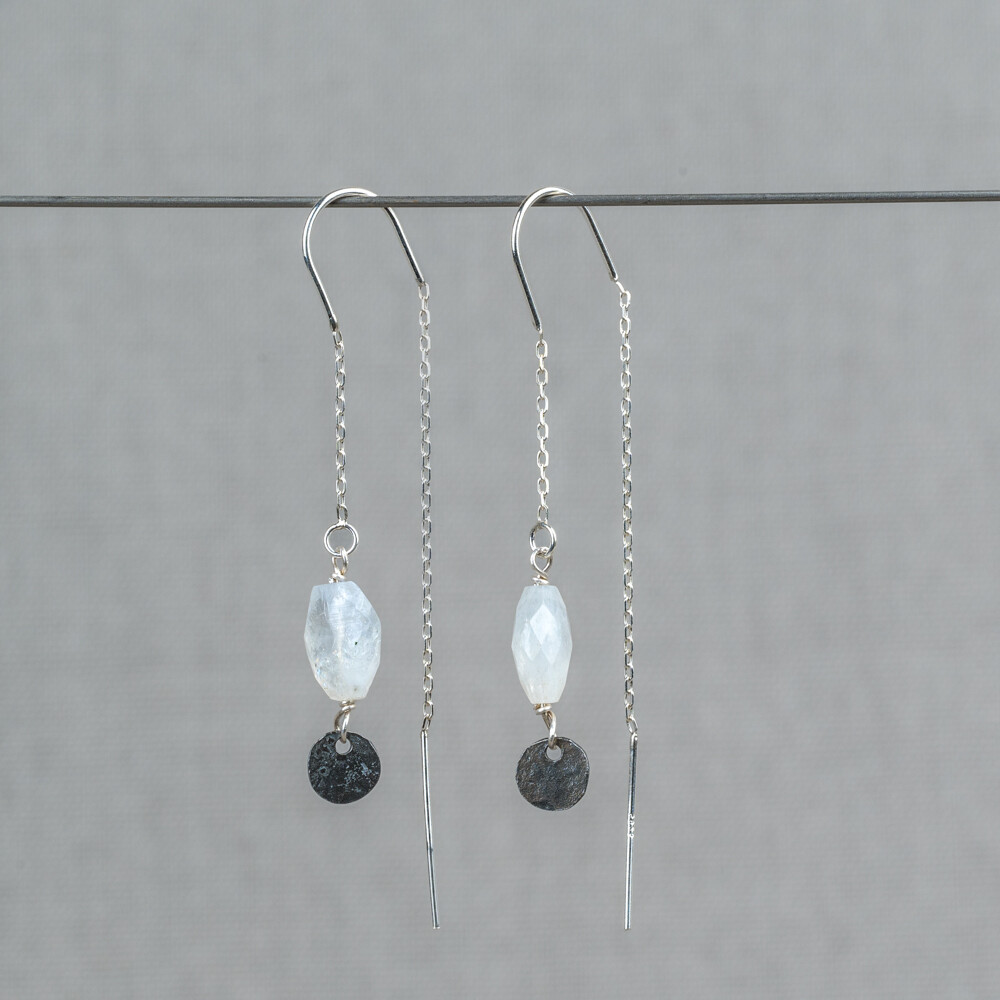 Doortrek oorbel gemaakt van 925 sterling zilver in combinatie met de edelsteen Regenboog Maansteen. 