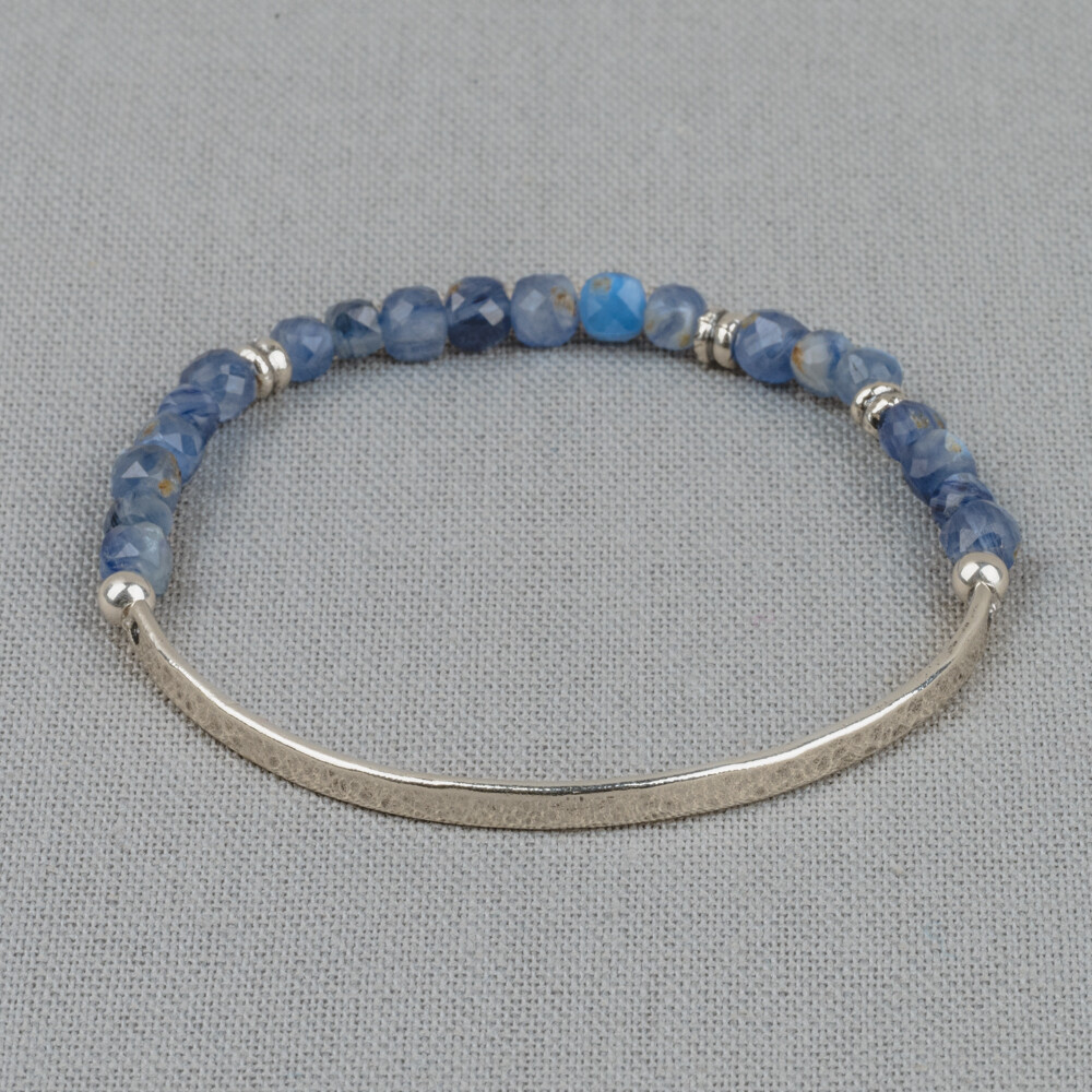 Armband gemaakt van 925 sterling zilver in combinatie met de edelsteen Kyaniet. Deze armband is voor de helft gemaakt van een zilveren bangle armband en de andere helft zijn edelstenen. Door middel van het elastiek wat hier gebruikt is, kun je de armband gemakkelijk om en af doen. Combineer met onze andere sieraden!