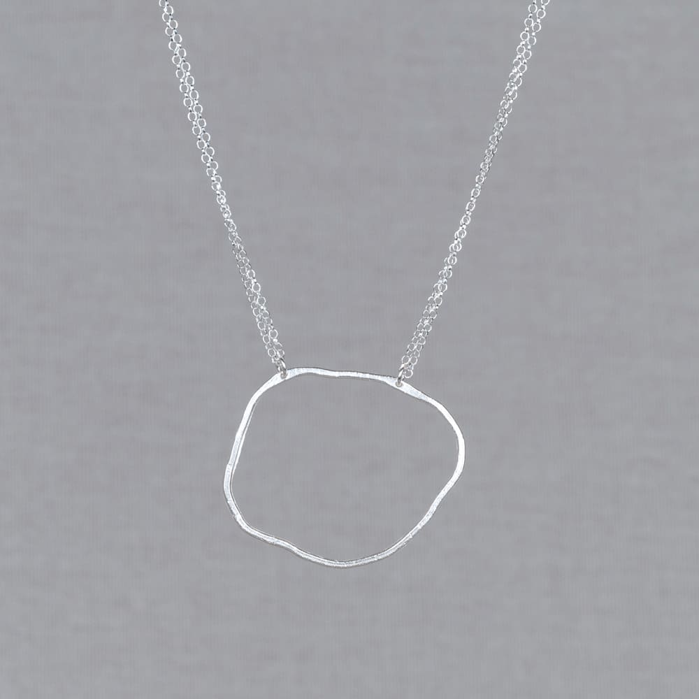 Collier gemaakt van 925 sterling zilver in combinatie met een organische hanger. Combineer met een mooie ring, een armband en oorbellen voor een complete look!