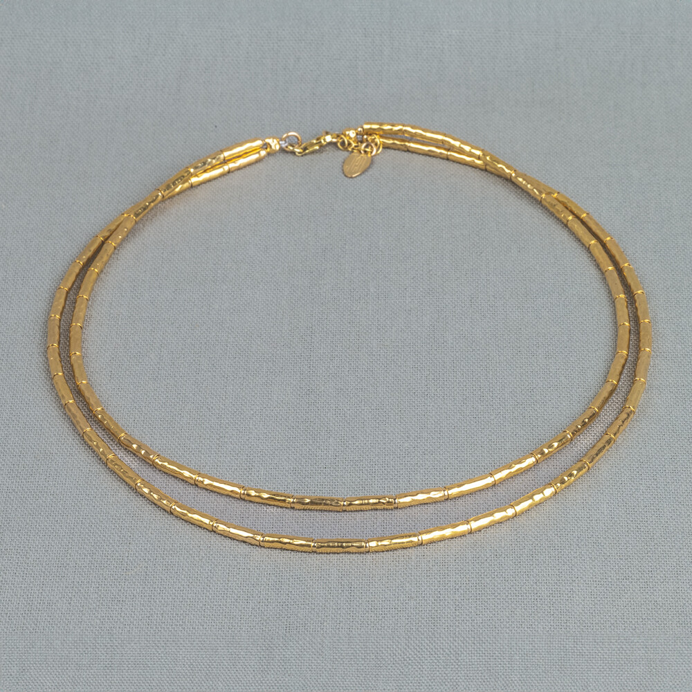 Collier gemaakt van 2 rijen Goldfilled buisjes. Dit collier is ook verkrijgbaar met 1 en 3 rijen. Combineer met een paar mooie oorbellen, een armband en een ring voor een complete look!
