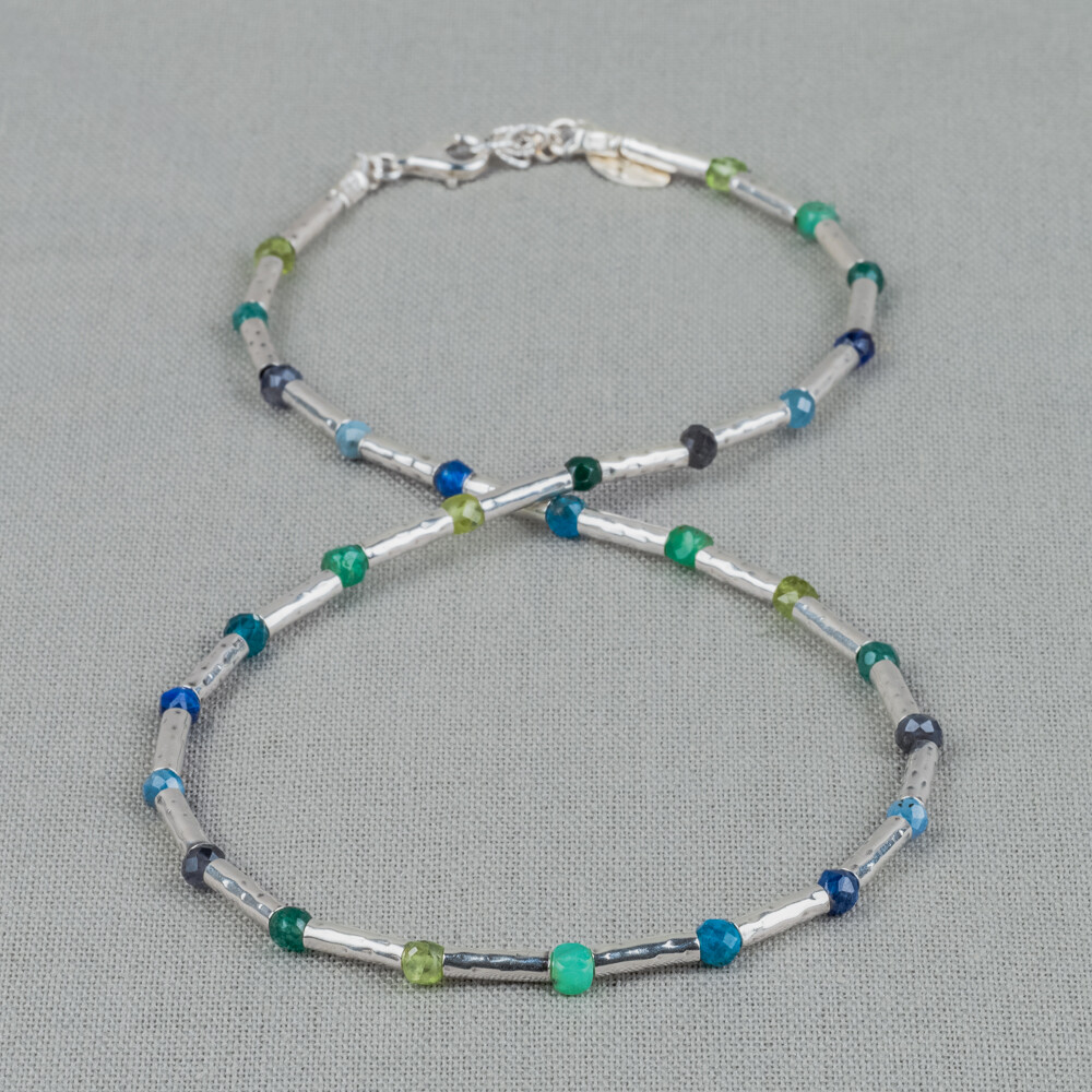 Collier gemaakt van 925 sterling zilveren buisjes in combinatie met verschillende edelstenen. Hij is verstelbaar dankzij het verlengkettinkje. Combineer dit collier met de bijpassende armband voor een complete look!
Edelstenen; Agaat, Apatiet, Aquamarijn, Ioliet, Kyaniet, Peridot