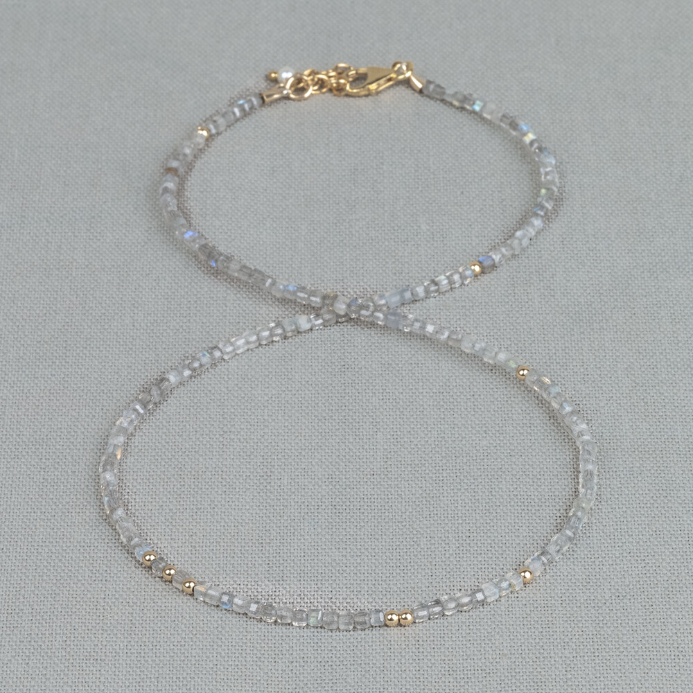 Collier uit de Sparkling Gems-lijn gemaakt van Goldfilled in combinatie met Labradoriet. Labradoriet is een magische, beschermende en spirituele steen. Perfect te combineren met de bijpassende armband.