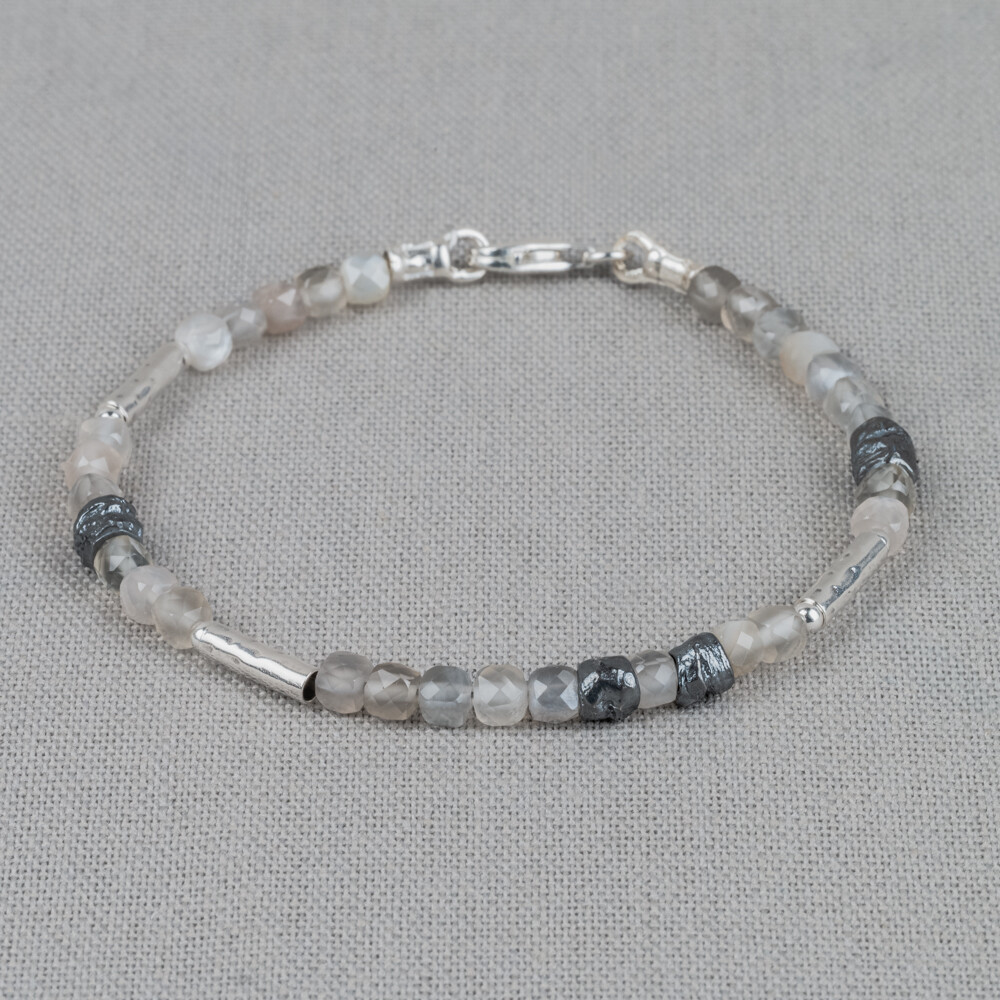 Armband gemaakt van 925 sterling zilver en geoxideerd zilver in combinatie met de edelsteen Grijze Maansteen. Grijze Maansteen heeft een sterke connectie met de maan en vrouwelijke energie. Combineer hem met het bijpassende collier.