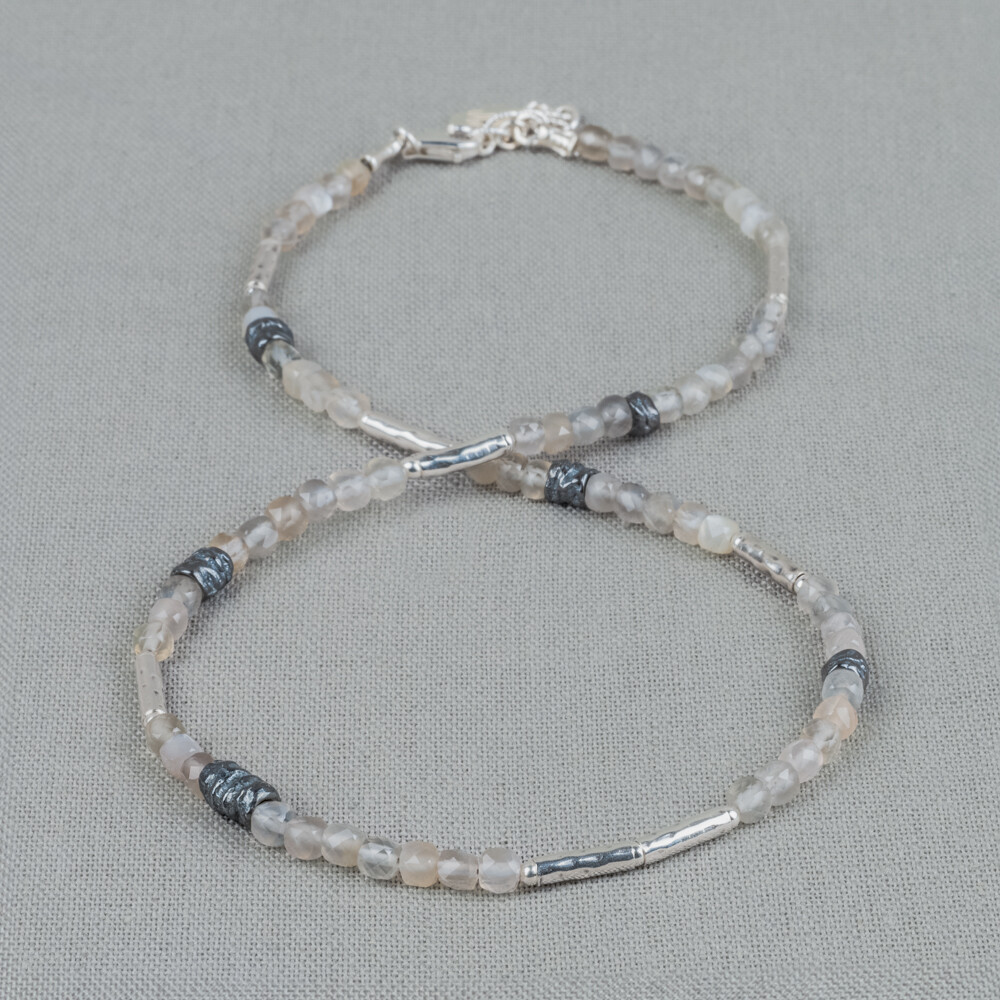 Collier gemaakt van 925 sterling zilver en geoxideerd zilver in combinatie met Grijze Maansteen. Grijze Maansteen heeft een sterke connectie met de maan en vrouwelijke energie. Combineer dit collier met de bijpassende armband voor een complete look.