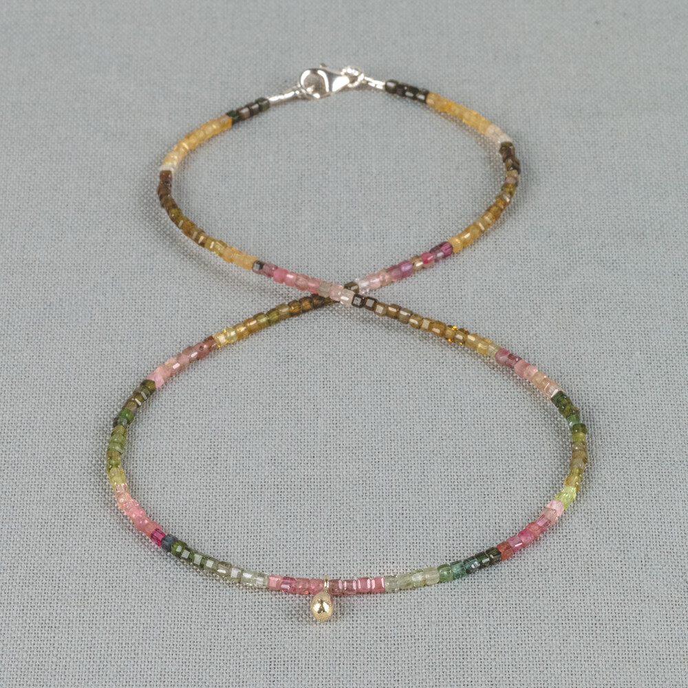Collier gemaakt van de edelsteen Multicolour Toermalijn. Het slotje is gemaakt van 925 sterling zilver en aan dit collier hangt een klosje gemaakt van 9 karaat. Combineer met de andere sieraden van Jeh Jewels.