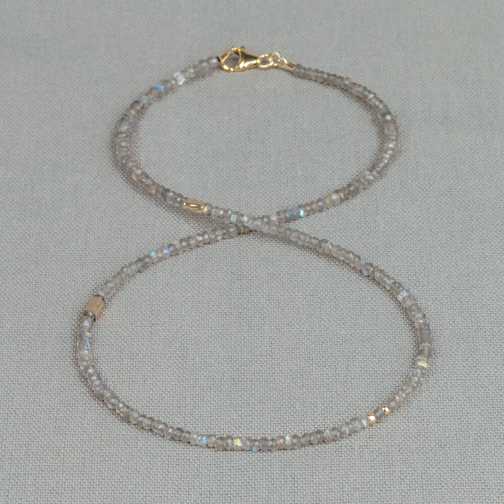 Collier gemaakt van Goldfilled in combinatie met de edelsteen Labradoriet. Labradoriet is een magische, beschermende en spirituele steen. Wanneer je de steen beweegt/draait, komen de kleuren van de regenboog tevoorschijn. Combineer met andere sieraden met deze edelsteen.