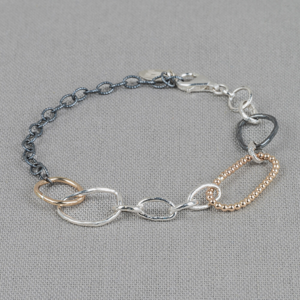 Armband gemaakt van 925 sterling zilver, geoxideerd zilver en Goldfilled. Dankzij het lange schakelkettinkje aan het einde, kan deze armband op verschillende lengtes gedragen worden. Combineer hem met de bijpassende oorbellen voor een complete look!