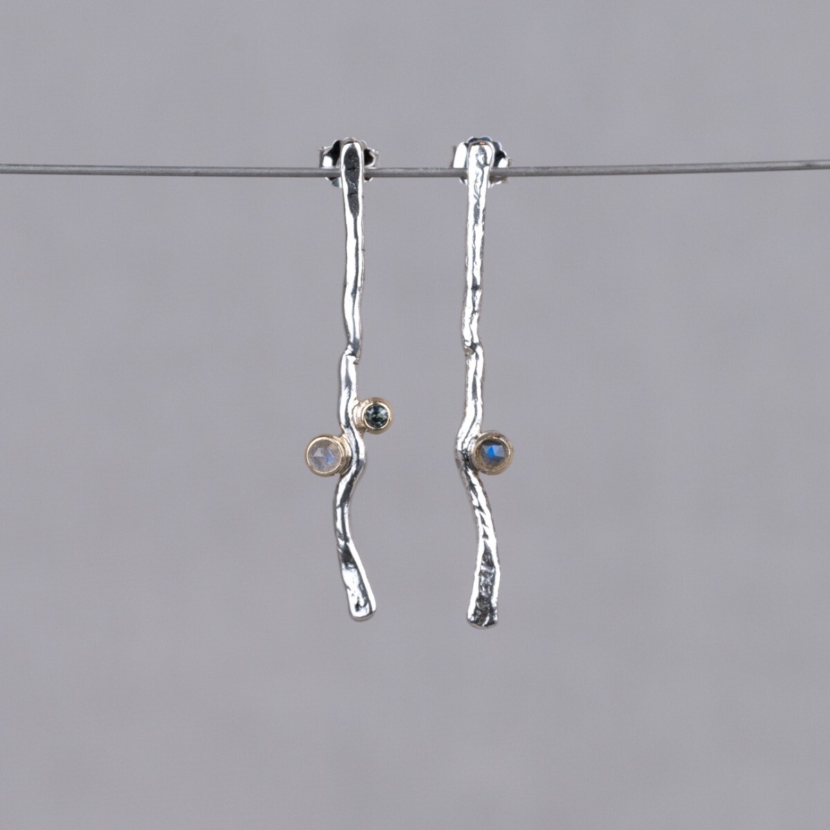 Oorhangers gemaakt van 925 sterling zilver in combinatie met 9 karaat hulsjes met daarin Labradoriet en Groene Toermalijn. Combineer met de bijpassende armband voor een complete look!
