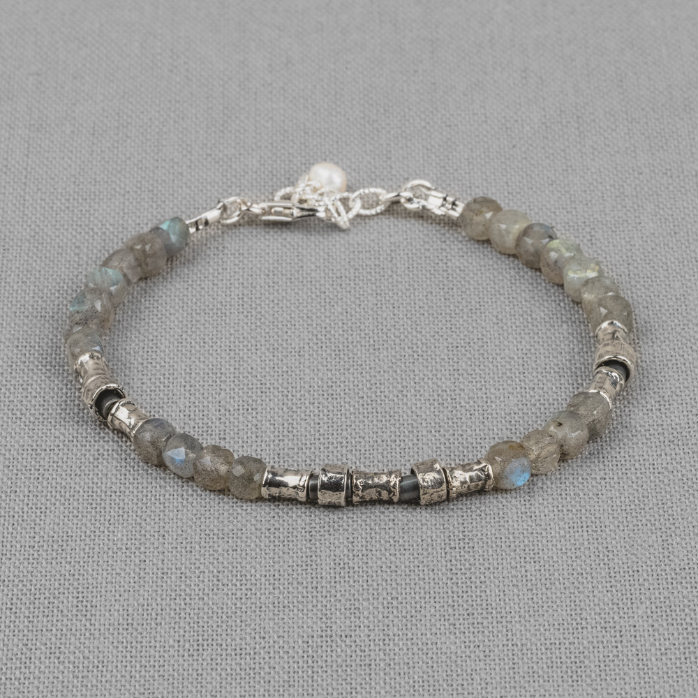 Armband gemaakt van 925 sterling zilver in combinatie met de edelsteen Labradoriet en buisjes van geoxideerd zilver. Combineer met een mooi collier en oorsieraden voor een complete look!