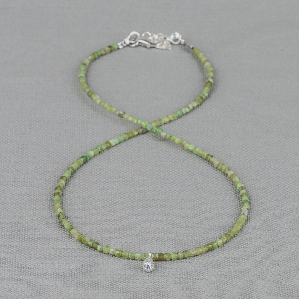 Collier gemaakt van de edelsteen Groene Toermalijn in combinatie met een 925 sterling zilveren klosje als hanger. Combineer hem met de andere sieraden van Jeh Jewels voor een complete look!