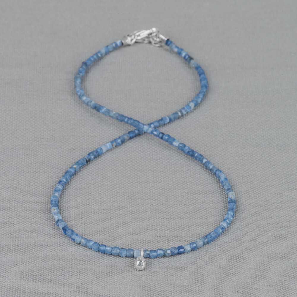 Collier gemaakt van de edelsteen Kyaniet in combinatie met een 925 sterling zilveren klosje als hanger. Combineer hem met de andere sieraden van Jeh Jewels voor een complete look!