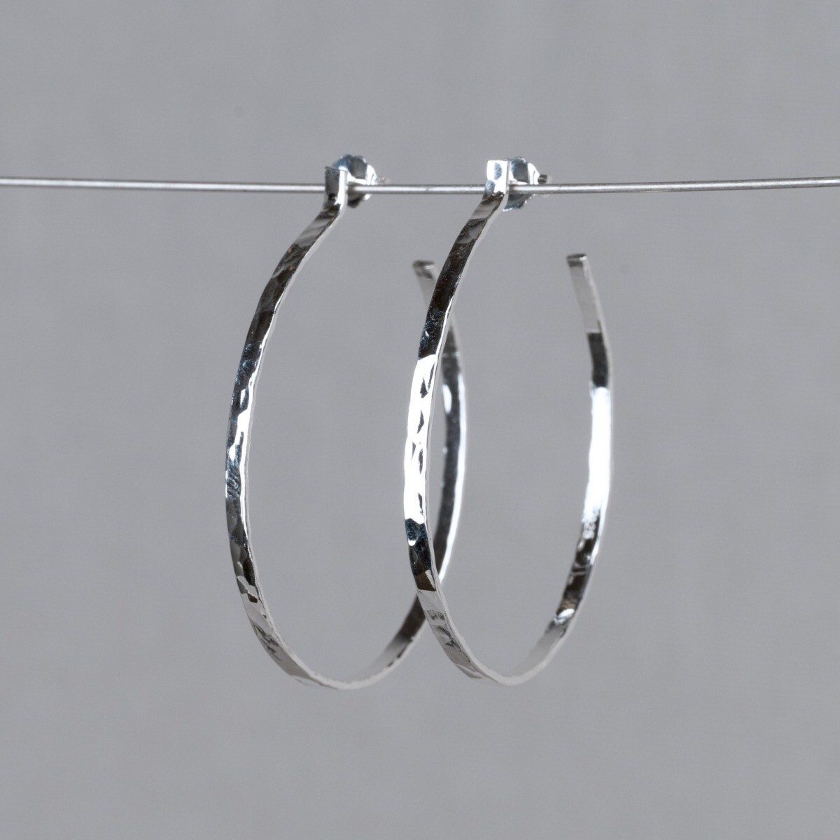 Hoops gemaakt van 925 sterling zilver met een hamerslag effect.