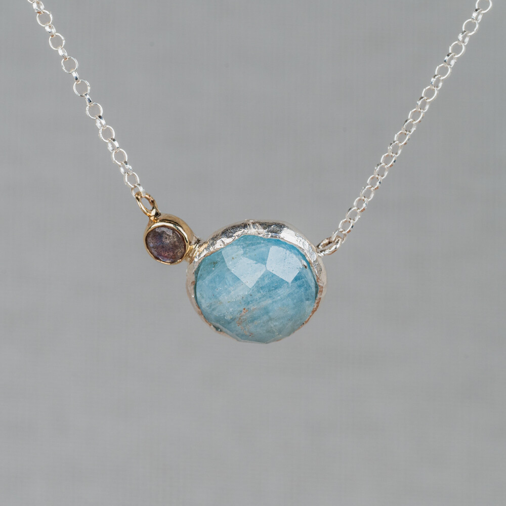 Collier gemaakt van 925 sterling zilver in combinatie met 9 karaat en de edelstenen Aquamarijn en Labradoriet. Aquamarijn is een baken van rust in de storm van het dagelijkse leven. Deze blauwe steen heeft een voedende energie, die je aanmoedigt om jezelf en omstandigheden te accepteren. Labradoriet is een magische, beschermende en spirituele steen. Het beschermt het eigen energieveld (aura) tegen negatieve invloeden uit de omgeving. Combineer met een paar mooie oorsieraden, een ring en armband voor een complete look!