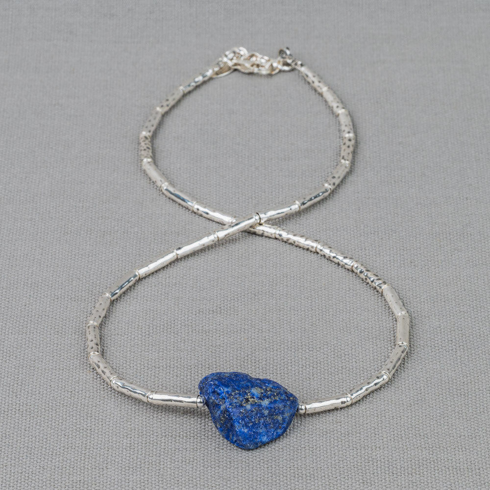 Collier gemaakt van 925 sterling zilveren buisjes in combinatie met de edelsteen Lapis Lazuli. Lapis lazuli is de steen van waarheid en kennis. De diepblauwe kleur roept vrede en acceptatie op. Deze steen vergroot je zelfbewustzijn. Combineer met andere sieraden van Jeh Jewels!