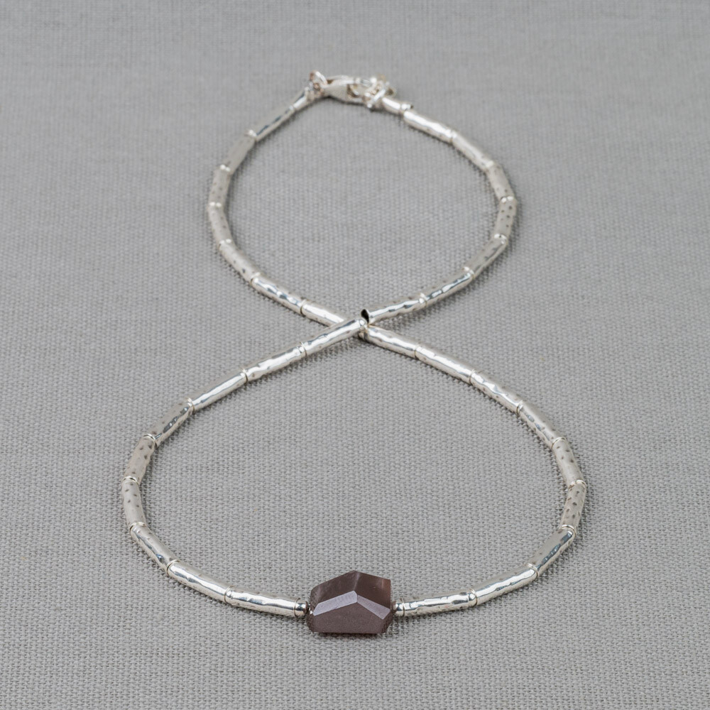 Collier gemaakt van 925 sterling zilveren buisjes in combinatie met de edelsteen Bruine Maansteen. Combineer dit collier met een paar mooie oorbellen, een armband en een ring voor een complete look!