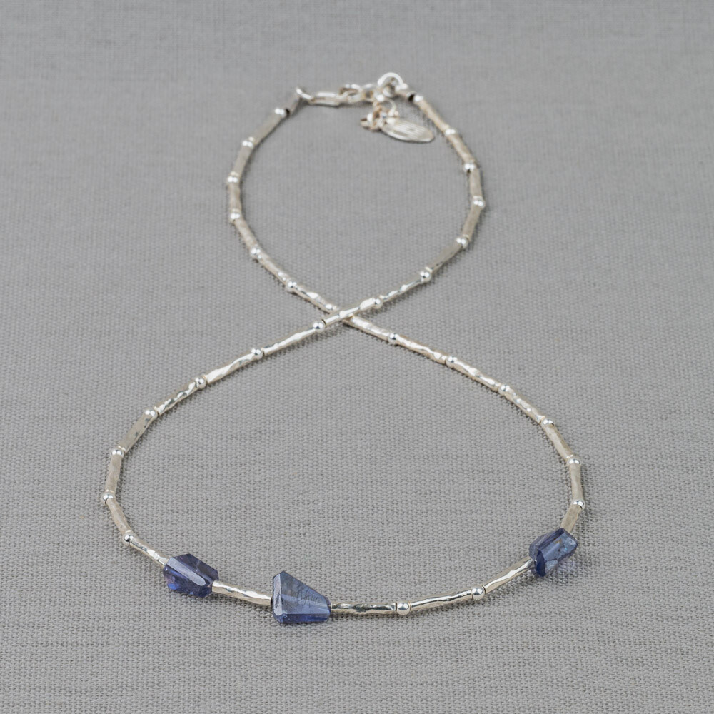 Collier gemaakt van 925 sterling zilveren buisjes in combinatie met de edelsteen Ioliet. Ioliet is een visionaire steen. De rustige kleuren werken als een vriendelijke gids om je spirituele visie te versterken. Deze edelsteen helpt je je persoonlijke bewustzijn te vergroten. Combineer dit collier met een paar oorbellen, een ring en armband voor een complete look!